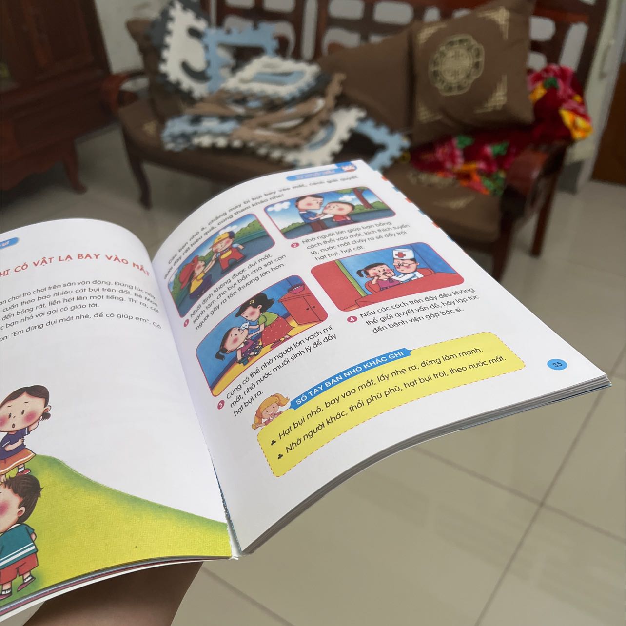 Sách đẹp, nội dung hay nhưng mới về bé lật 2-3 lần gì đó gáy bị bong