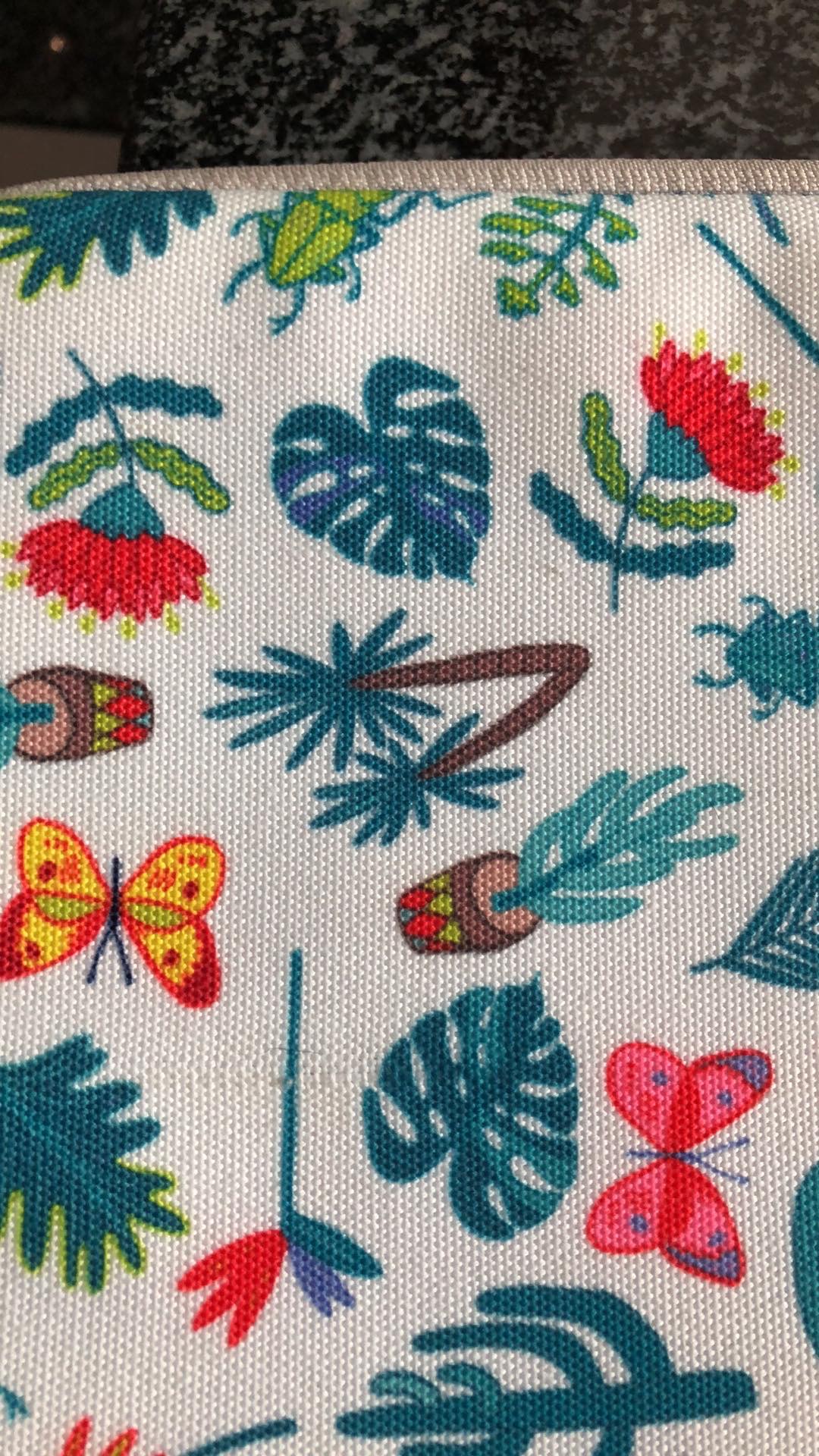 Sản phẩm gần 800k mà giao tới thì đóng gói sơ sài, shop đóng gói nhìn như hàng cũ,  vải thì bị lỗi, khoá kéo nhìn cũng cũ còn bị dơ ngay khoá kéo.Rất không hài lòng với số tiền bỏ ra và hàng được nhận! Nhìn dơ và cũ, không biết đổi trả lại có đc tốt hơn không nên mình chưa đổi trả. Để đây 2 sao trc!