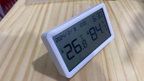 Độ chính xác cũng được. Máy toàn bộ là chữ TQ, hướng dẫn cũng chữ TQ không có tiếng Anh hay Việt,  không có tem đơn vị nhập khẩu. Có nút cài giờ, báo thức (cài giờ thì đè nút cài đặt lâu một chút, cài báo thức thì bấm buôn ngay). Để trang trí phòng cũng khá ổn. Độ chính xác cũng được. Máy toàn bộ là chữ TQ, hướng dẫn cũng chữ TQ không có tiếng Anh hay Việt,  không có tem đơn vị nhập khẩu. Có nút cài giờ, báo thức (cài giờ thì đè nút cài đặt lâu một chút, cài báo thức thì bấm buôn ngay). Để trang trí phòng cũng khá ổn.