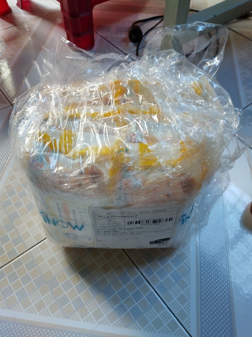 hàng giao rất nhanh nhe mọi người, shop đóng gói rất kĩ, hạn sử dụng đến gần hết năm 2024, nhân viên giao hàng nhanh nhẹn, mẫu mã trông rất đẹp, hàng nhìn là thích ngay giá rất tốt, nên mua nhe mọi người, cho tất cả 5 sao chúc shop ngày càng nhiều khách hàng tin tưởng và mua nhiều nhất.