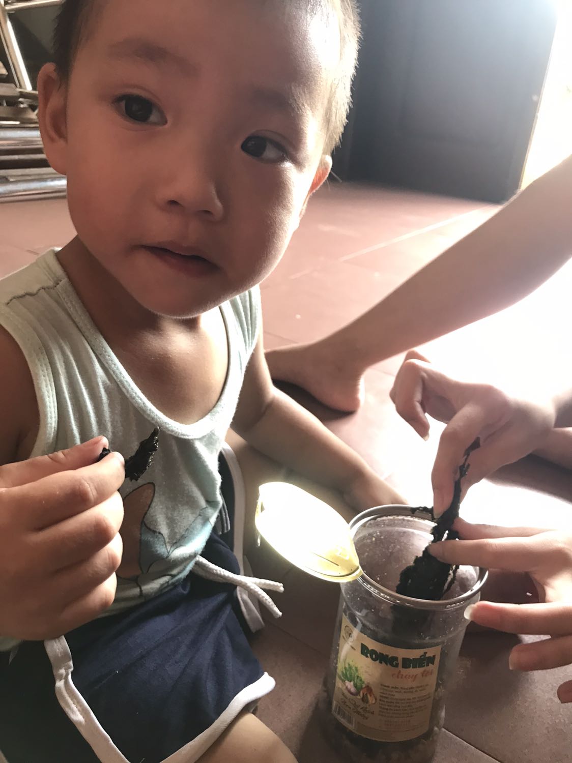 Nói chung bé nhà mình thích, trộn cả rong và tỏi vào ăn cùng cơm hoặc ăn chơi, bé khen ngon. Còn mình thì không hợp lắm vì thấy tanh