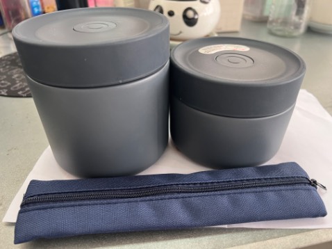 Hộp giữ nhiệt khá tốt. Sau 5 tiếng canh vẫn còn nóng hổi!
Thiết kế gọn, tiện lợi, dễ cọ rửa trừ phần nắp hơi khó rửa ở trong khe nắp.
Quà tặng bình bằng nhựa cứng đẹp, không bị hôi nhựa như một số loại bình khác!