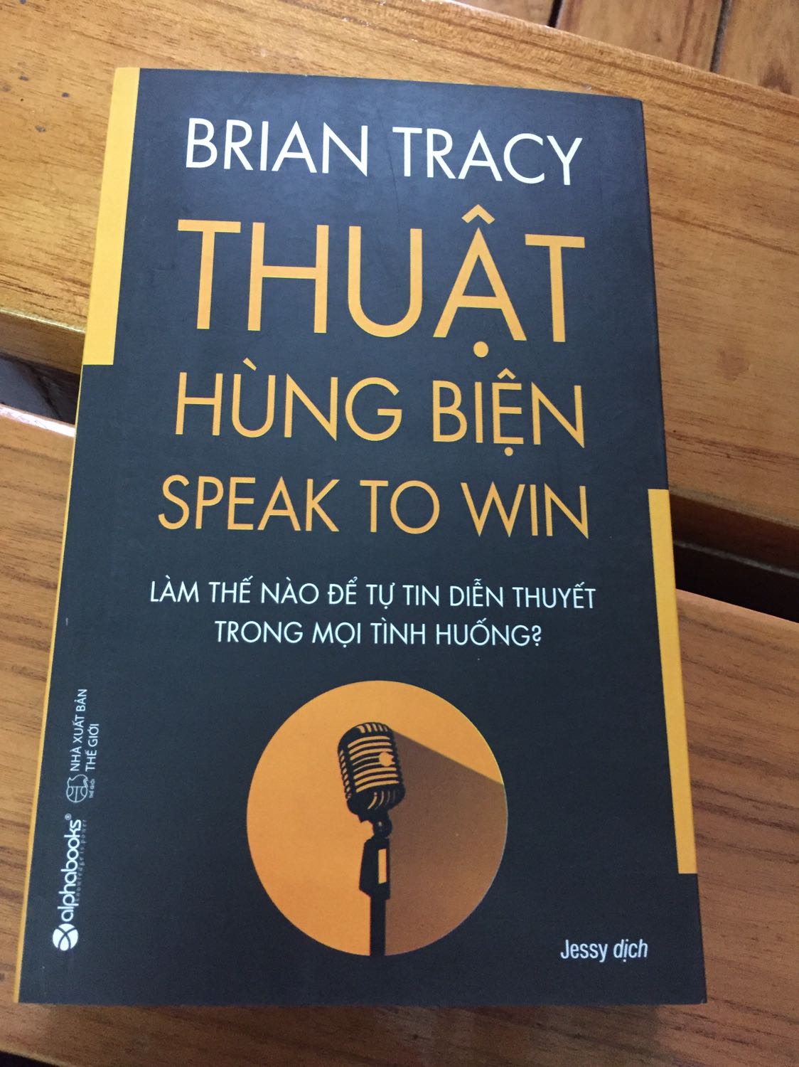 Mình nhận sách khá ưng. M vẫn thích sách và giấy in của alphabooks cầm rất thích và nhẹ.