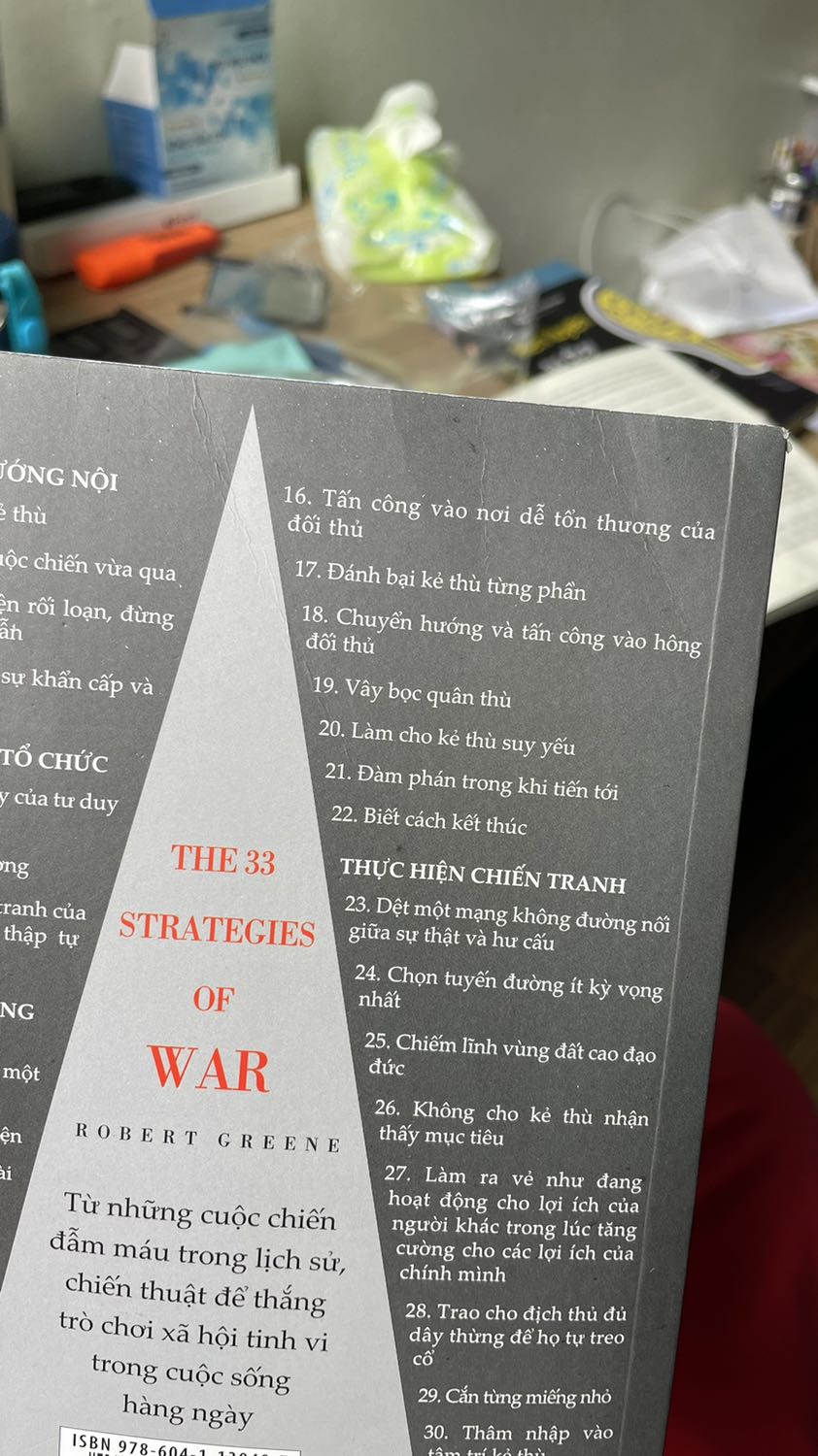 Sách giao sớm, shipper tử tế. Tuy nhiên mình đặc biệt không thích hình thức cuốn sách, bìa bị nhăn, thậm chí phần bìa sau gấp rất ẩu, lộ phần giấy sách bên trong. Giấy sách cắt cũng ẩu nữa, có dấu hiệu ố vàng, xem chừng bị cất kho lâu. Chữ in bên trong có mấy trang bị mờ, khó đọc. Chưa dám kiểm tra chính tả nhưng mình mong là không sai gì nhiều.