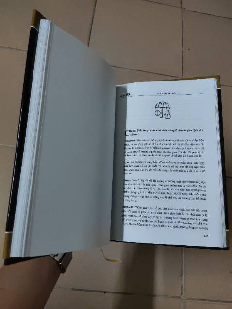 Sách viết theo tình huống phóng viên đặt các câu hỏi và các chuyên gia trả lời.
Các câu hỏi phân theo từng chủ đề:
- Lựa chọn cổ phiếu
- Xác định quy mô vị thế giao dịch
- Phân tích kỹ thuật
- Phân tích cơ bản
- Thị trường chung
- Tiêu chí mua
- Quản trị rủi ro
- Quản trị giao dịch
- Kiểm soát tâm lý
Câu trả lời của các chuyên gia rất mạch lạc, rõ ràng, có ví dụ để người đọc dễ hình dung, dễ hiểu.

SÁCH TUYỆT VỜI.

Tiki giao hàng nhanh. Sách có bọc nhựa xung quanh, để vào hộp giấy không có lót must chống sốc. Nhưng sách cứng cáp, bìa cứng như quyển sổ bìa calendar ngày xưa, nên sách không sao cả.