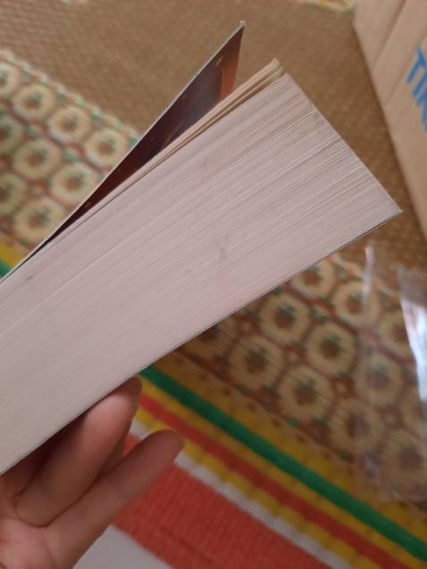 Giao hàng chậm hơn dự kiến. Đóng hàng chắc chắn
Sách cũ, viền có nhiều viết keo, mực in kém, lấy ngón tay chà chà là đen ra ngón tay.
Như thế này mình thấy không hẳn là sách real lắm. 
Mọi người nên cân nhắc trước khi mua