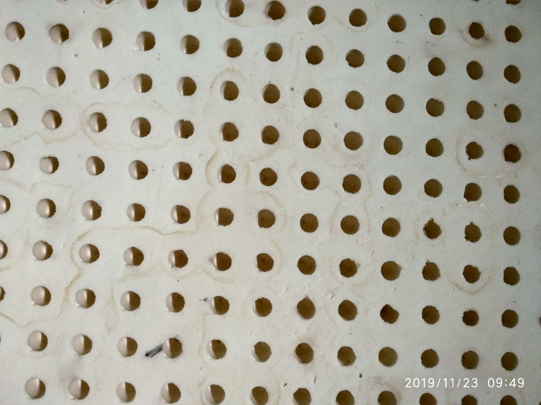 Nệm mới mua về đã như thế thật sự là rất không hài lòng, cảm giác nệm không được mới. Nệm này cũng rất nặng mùi :(