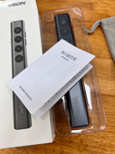 Thiết kế rất gọn nhẹ, đi kèm còn có 1 cục pin và cả túi đựng viết. Tia lazer đỏ rất rõ và mạnh. Tuy nhiên hướng dẫn sử dụng chỉ toàn tiếng Trung nên mất nhiều thời gian để kết nối. Nói chung, mình rất hài lòng.