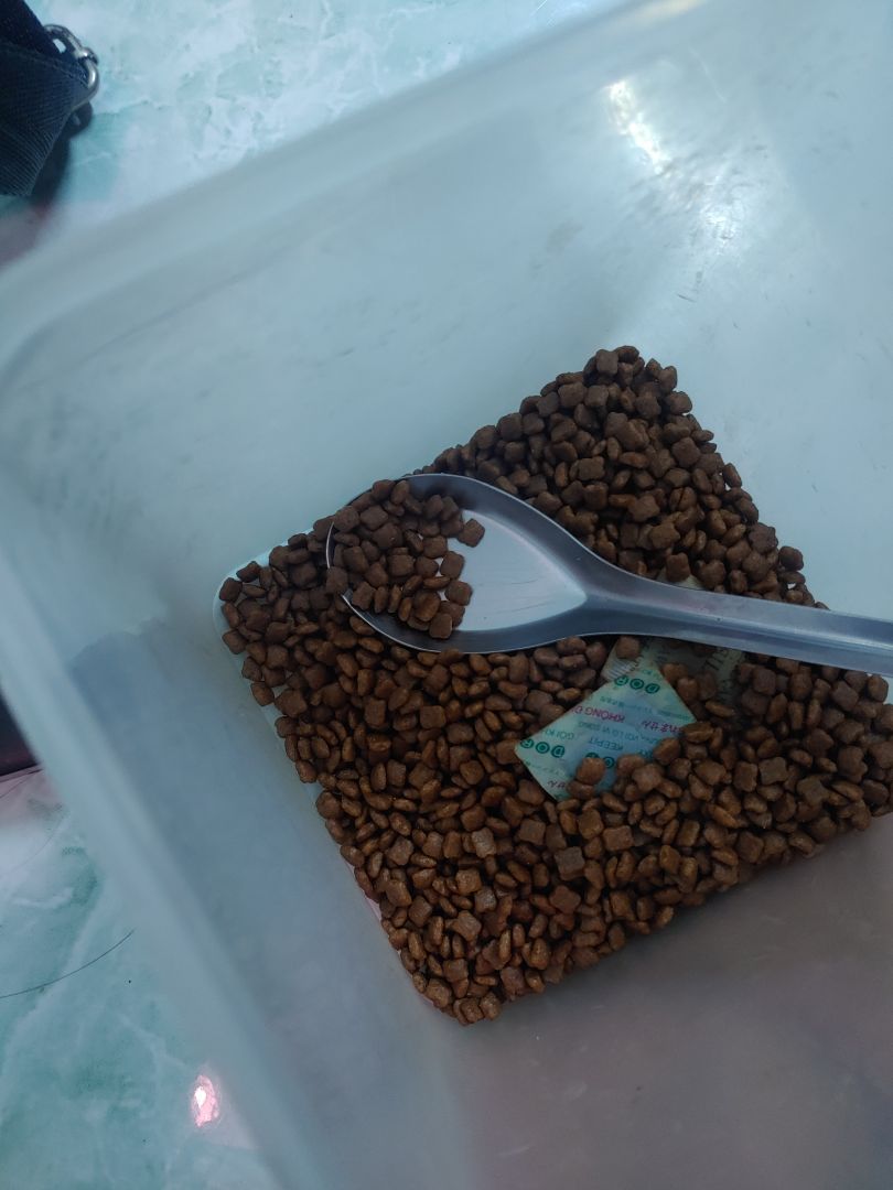 mèo nhà mới sinh xong, mìmh tìm hạt này cho cả mẹ và con điều ăn được luôn. Hạt nhỏ nên bé dễ ăn hơn