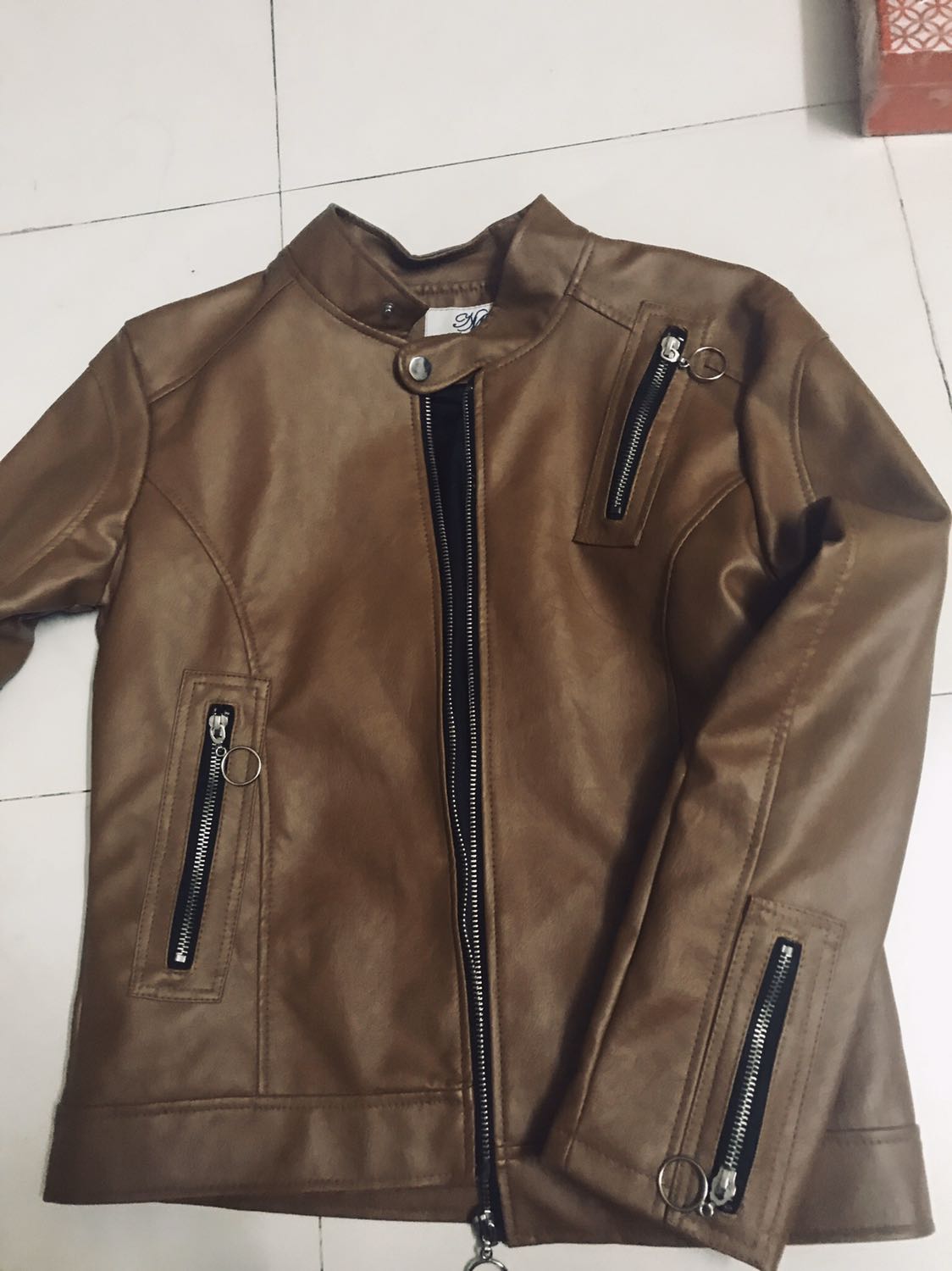 Da tổng hợp nên mặc hơi cứng và có mùi 
Nhưng với mức giá này thì chấp nhận được.
Đóng gói cẩn thận.