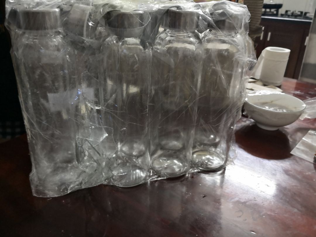 Combo chai thủy tinh chỉ bọc qua giấy chứ không có miếng đệm giảm xóc và kết quả là vỡ mất mấy chai như hình :D dù đã ghi hàng dễ vỡ ở ngoài nhưng chắc dán cho vui thôi ạ ^^