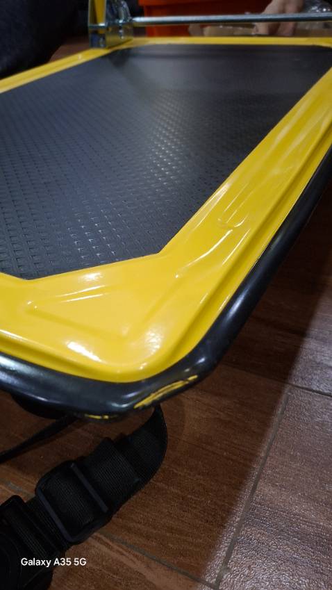 Hàng mới mà bị móp góc, cục nhựa bung nứt. Yêu cầu đổi hàng mới.