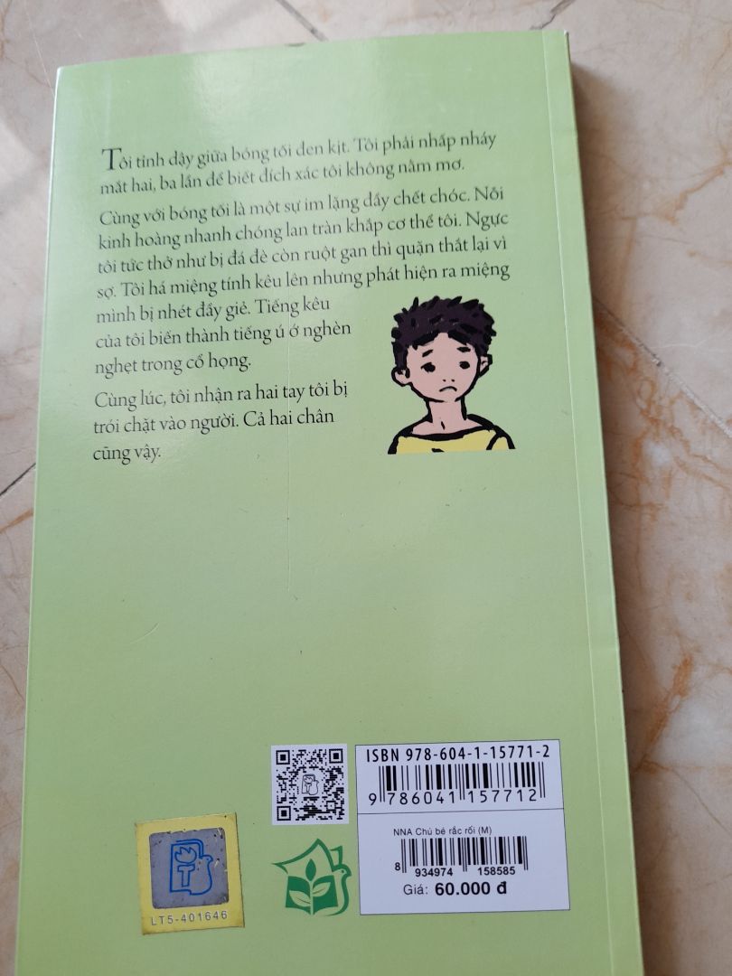 Bìa cứng. giấy mịn và thơm. Đóng gói cẩn thận, sách không bị bóp méo. giá cả rẻ hơn mình mua bên ngoài. nên mua nha các bạn.