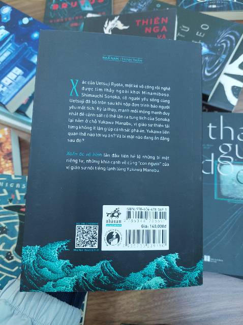 Tài khéo của giáo sư Yukawa cùng với duyên số của vị thám tử khi nắm trong tay manh mối duy nhất đã giúp cánh sát lần ra bí mật của vụ án. Đi sâu vào nội tâm, những ẩn ức của con  người vốn luôn là thế mạnh của tiên sinh Keigo.