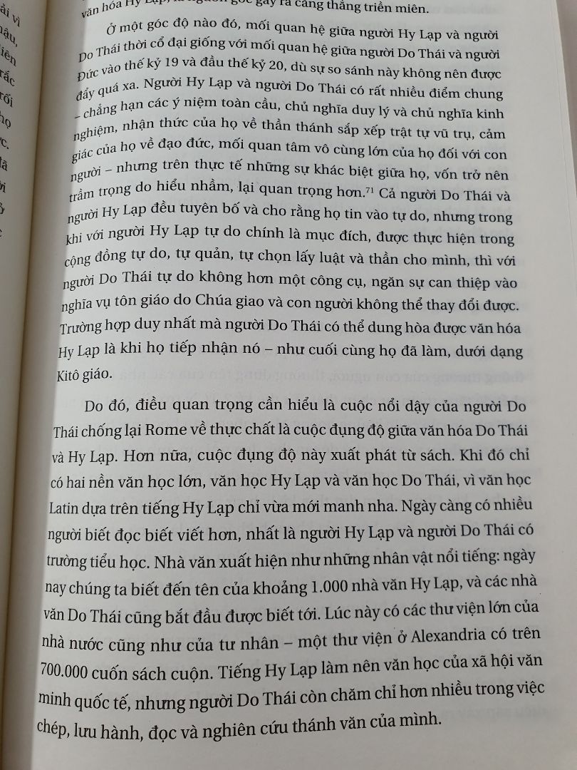 Sách dày và được trình bày đẹp.
Nội dung thể hiện sự nghiên cứu và hiểu biết về lịch sử của người Do Thái, bắt đầu bằng những sự kiện được viết trong Kinh Thánh và kết thúc khi thành lập nhà nước Israel.