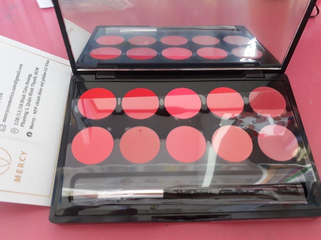 đóng gói chắc chắn, shipper thân thiện, son có mùi thơm nhẹ dễ chịu, son đánh có lên màu nhưng hơi nhạt xíu. nói chung là oke:))