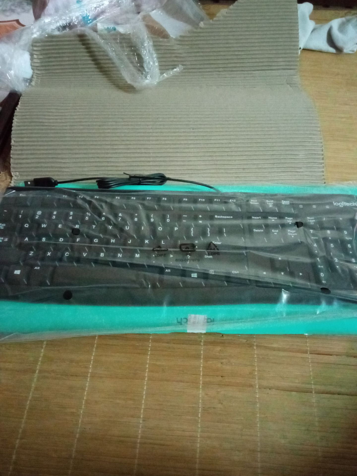 chiều hôm trước đặt hàng mà đến trưa hôm sau em đã nhận được hàng. Giao hàng nhanh bất ngờ. Tuy nhiên nếu đã đóng gói gửi đi xa thì bộ phận đóng hàng nên chú ý bọc nylon cả 2 đầu hộp tránh nước vào sản phẩm thay vì quấn mỗi chính giữa hộp sản phẩm. *** thử thì thấy gõ phím nhẹ và êm. Hy vọng các ký tự trên đó không bay nhanh như cái bàn phím VITRA GK608 em mua chỗ khác