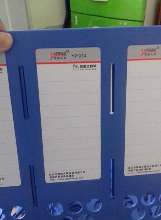 Mấy bạn mua hàng tiki tốt nhất nên kiếm tra thật kĩ trước khi nhận. nói thật, mình mua hàng tiki từ rất lâu r. có những lần mua sách, bị cong bìa, sách bên trong bị vệt ố vàng. có lần hàng trông lại cũ, cũng thôi, bỏ qua. nhưng lần này thì không thể chịu nổi! :)
Mình đặt rõ ràng là khay tài liệu 3 ngăn deli này. vậy mà lần đầu giao cho mình lại là đồ chơi trẻ em. mở hàng ra đã thấy "........" rồi. mình phải gọi lên tổng đài nói đổi hàng. 
Mấy bạn không biết đấy chứ, tổng đài thu phí rất mắc luôn. gọi tầm 2,3 phút đã bay hết 30k. rồi còn phải gửi *** 5 lần 7 lượt mới được rep!
Tiếp, mình phải đợi tận gần 1 tháng cho vụ đổi lại hàng. tưởng đâu ngon lành, nhưng lại ôm nguyên cục tức vào người nhé!
Hàng mình nhận được không phải khay 3 ngăn deli. Mà là khay 4 ngăn yapeng. khó chịu không chịu được. nhựa rất mỏng, lỏng lẻo luôn ấy. check code 2 sản phẩm cũng hoàn toàn khác nhau!
làm ăn thật......... mình đã gửi *** phản ánh nhưng chưa nhận được câu trả lời. không lẽ cứ đợi mãi để được đổi hàng hay chịu nhận luôn như này :)))))
lần sau thì không bao h mua hàng trên tiki nữa. xin kiếu!