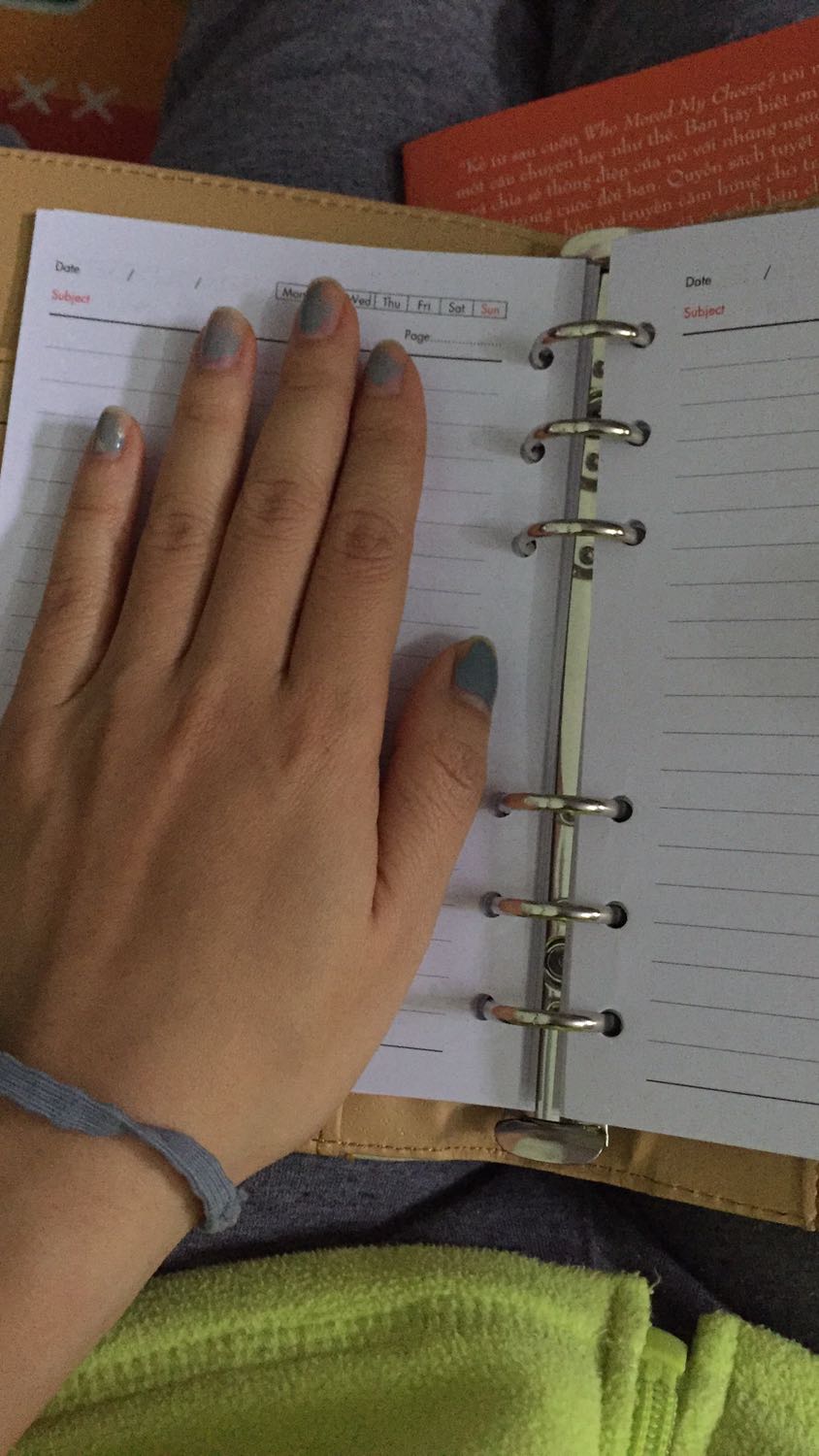 Sổ cầm vừa tay, nhìn cực chắc chắn và lịch sự. 
Giấy bên trong là A6 nhé. Xứng đáng giá tiền