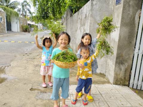 Bìa sách và các tranh minh họa rất dễ thương, mình cho học trò (dưới 7t) xem thì mấy bạn cũng thích lắm :))) 
Chất lượng giấy tốt
Nội dung mình chưa đọc hết, nhưng cũng cảm được công sức của tác giả trong thế giới tưởng tượng này rồi
(Mình không chụp ảnh sách, vì nhiều người cũng chụp rồi, nên mình gửi ảnh của mấy đứa nhỏ lớp mình :)))