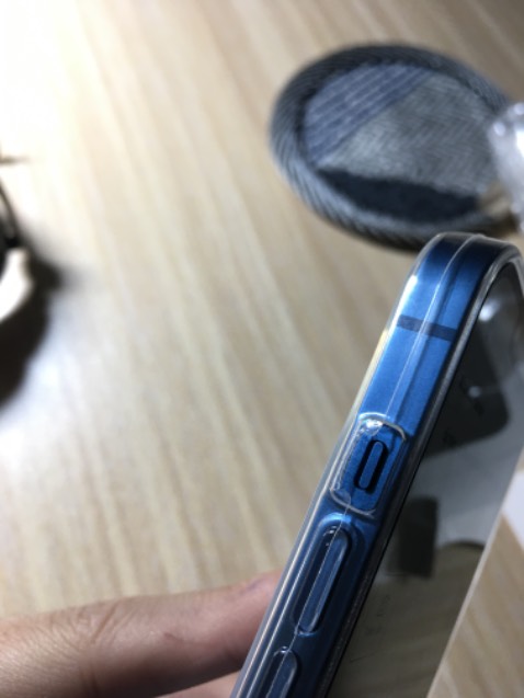 ốp méo, cũ, nhựa in thì chỗ dư chỗ xước tùm lum, iphone mới mua bọc vô nhìn như xài mấy năm rồi vậy