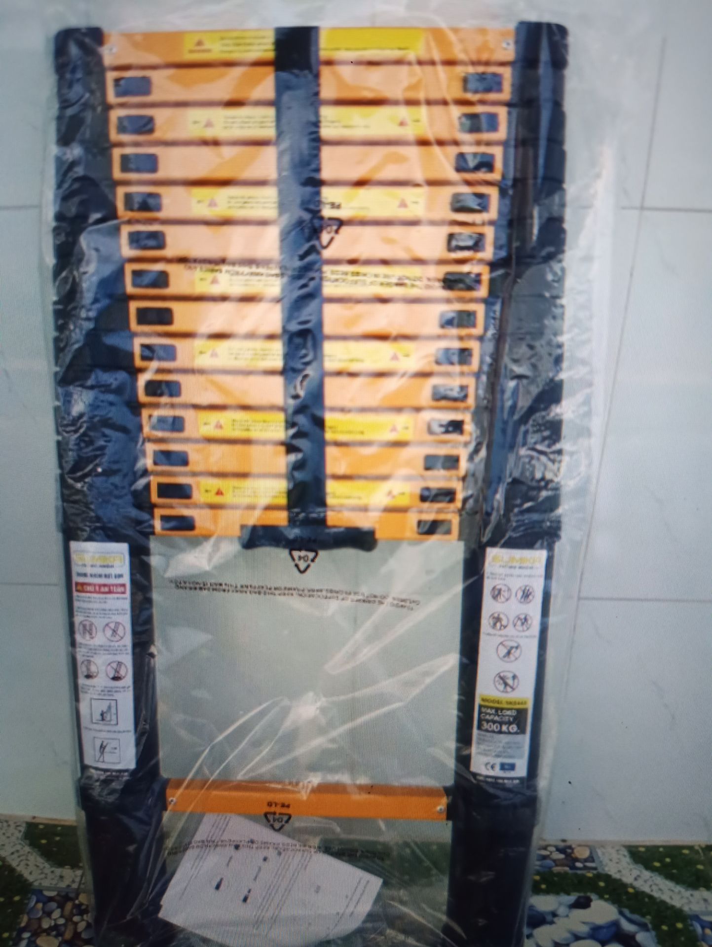 thang nhẹ, khi dựng thấy ko đc chắc lắm nhưng trèo lên thì thấy ok, khá tiện dụng và gọn gàng thang nhẹ, khi dựng thấy ko đc chắc lắm nhưng trèo lên thì thấy ok, khá tiện dụng và gọn gàng