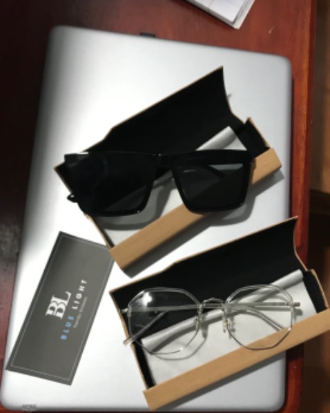 Kính được đặt trong hộp nhìn trông rấp đẹp nha có cả sẵn khăn trong hộp nữa 
Kính có chống nắng 
Nói chung xứng đáng với giá tiền 
Đây là lần đầu tiên mua ở tiki và thấy rất ưng nha 
Mỗi cái là giao hàng lau thui à