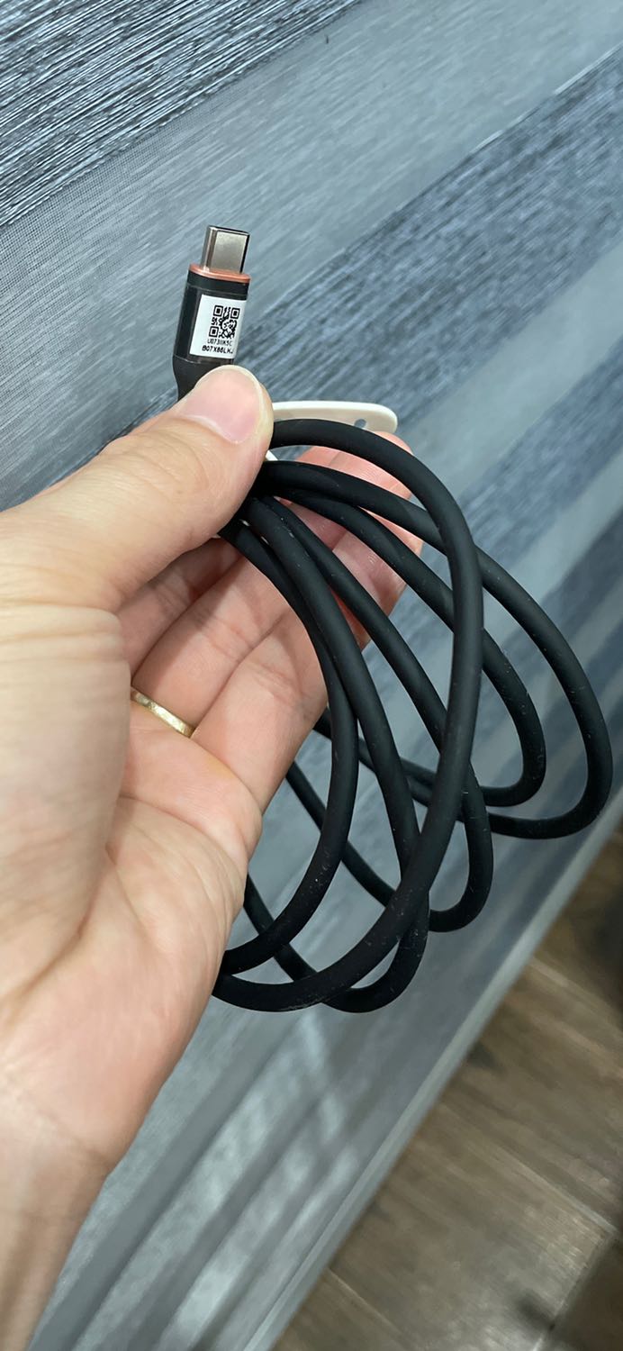 Hộp nguyên seal. Cáp to, dầy dặn nhưng rất mềm, đầy đủ mã vạch mã QR để check. Do trùng dịp nghỉ lễ nên hàng ship hơi chậm, tuy nhiên đáng để chờ vì không nhiều shop có cáp này màu đen, và giá lại hợp lý. Cảm ơn shop!