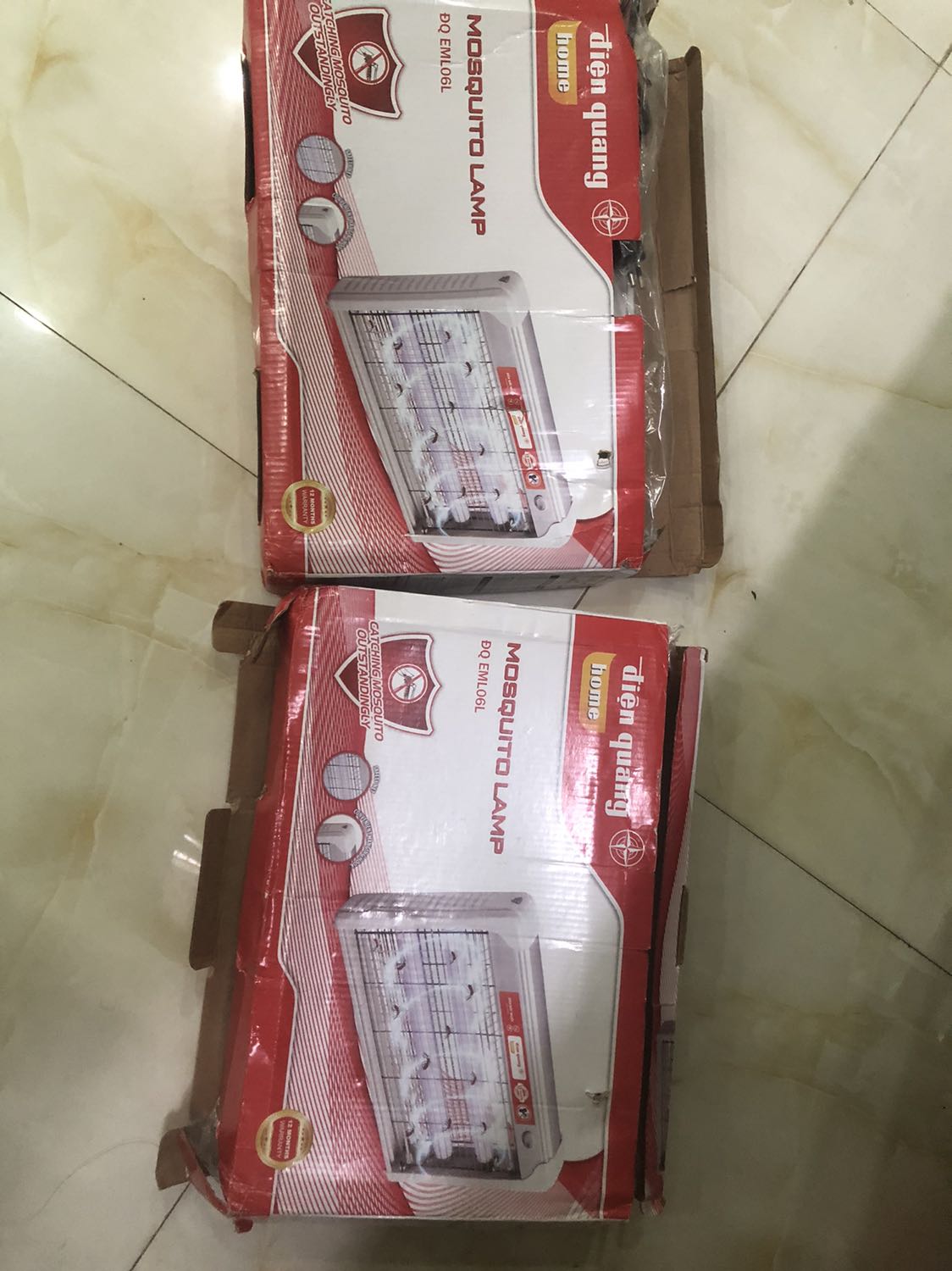 Tôi mua 2 máy bắt muỗi điện quang. Shiper k cho kiểm hàng trước khi nhận. Yêu cầu chuyển tiền lấy hàng rồi kiểm.
Kiểm tra: 1 máy bị bể nút nhựa cài thanh sắt
Máy 2 : hư công tắc bật, nằm yên vị trí , k bật qua bật lại được