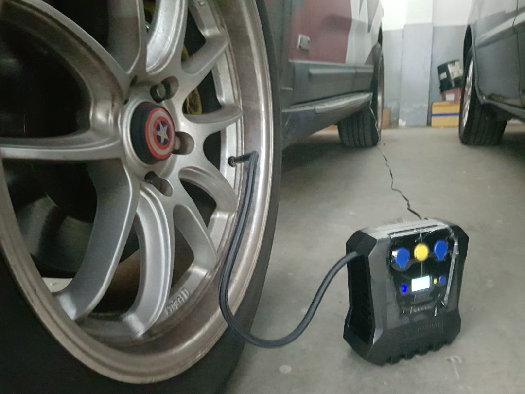 Shop giao hàng sớm hơn dự kiến. 
Bơm mới cóng lại bao bọc gói kĩ rất hài lòng!
Đã xài. Thấy tiện & tốt hơn model cũ của máy bơm Michelin.

Có cái túi vải giữ máy sạch và chế độ ngắt khi bơm đủ hơi tốt hơn máy cũ.

Sẽ ủng hộ shop tiếp. Cảm ơn nhiều!