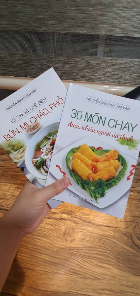 Sách in màu, trình bày đẹp. Mình biết cô Vân hướng dẫn nấu ăn trên tivi từ lúc còn nhỏ xíu, các món cô hướng dẫn thực hiện đơn giản dễ nấu mà trình bày cũng rất đẹp, rất hấp dẫn nhìn rất ngon đó nha.