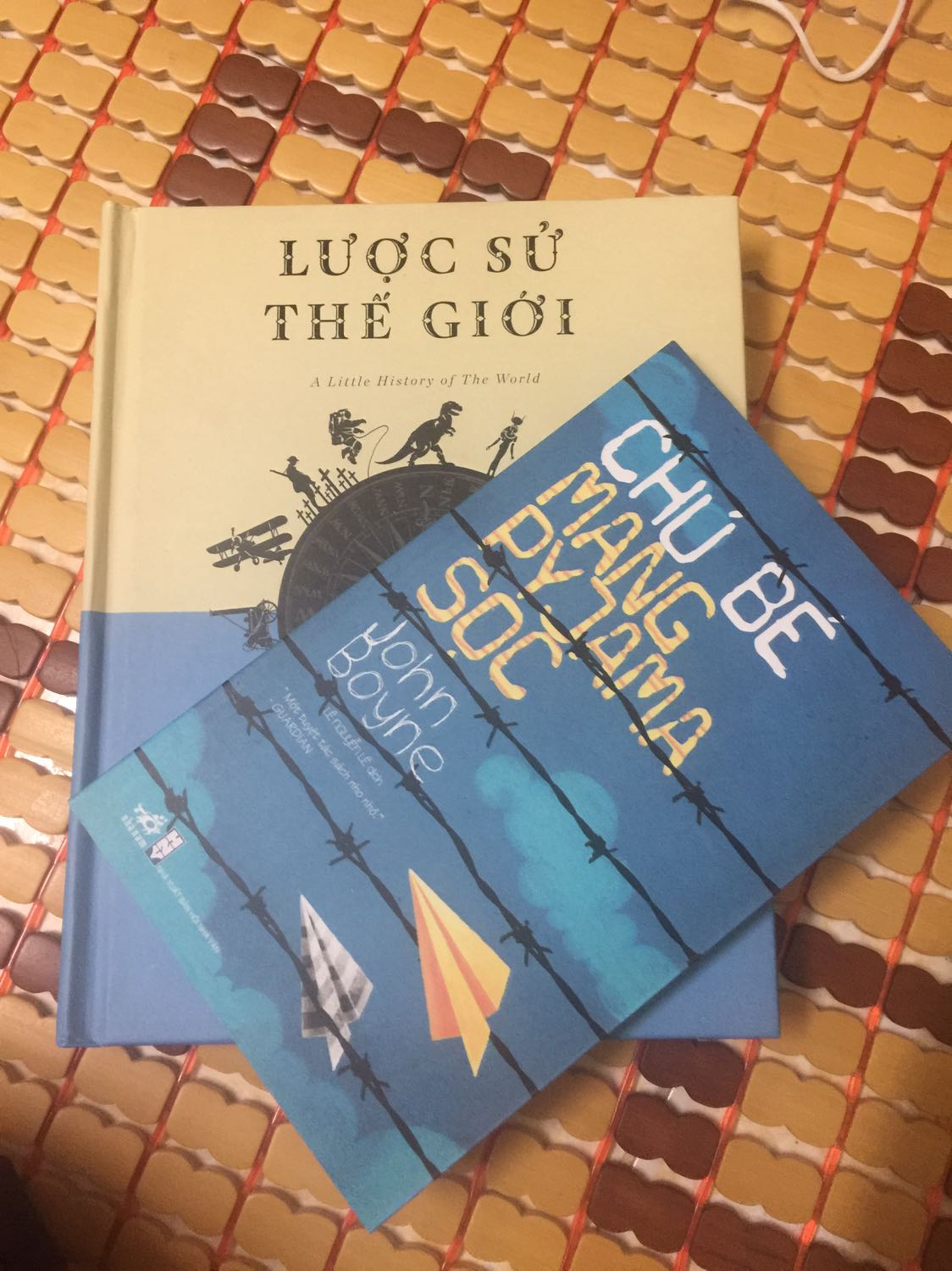 Giao hàng nhanh, mua lúc sale 41%, áp thêm mã giảm nữa nên rất rẻ. Sách của Nhã Nam làm mình tin tưởng, bởi cuốn nào cũng hay cả, cuốn này vừa hợp túi tiền lại giàu ý nghĩa, đáng đọc! 
Đóng gói tàm tạm. 
Hihi mua 2 cuốn mình thích với giá 0đ là cảm giác tuyệt vời lắm í 😊