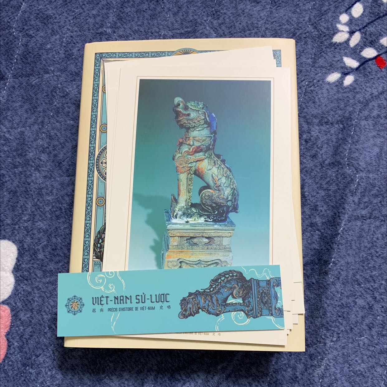 Ấn phẩm xuất sắc về hình thức. Bìa đẹp, gáy đẹp, giấy siêu đẹp, postcard đi kèm cũng xuất sắc. Thực sự là mình rata vui khi nhận được ấn phẩm này. Cảm ơn Đông A rất nhiều, cảm ơn TiKi rất nhiều vì mình mua được 3 ấn phẩm đặc biệt của Đông A với giá sale siêu yêu!