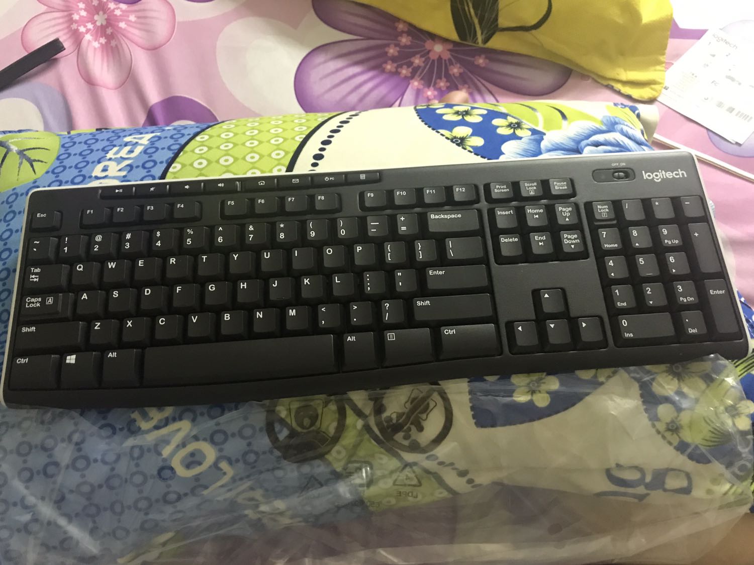 Điểm cộng: bàn phím có giá đỡ nên đỡ mỏi tay. Phím bấm nhạy mặc dù là giả cơ. Các phím tắt hoạt động tốt và hiệu quả. Kết nối Bluetooth nhanh và độ trễ không cao.
Điểm trừ: do giả cơ nên đánh máy lâu sẽ mỏi tay, không so được độ nhạy và nhẹ của bàn phím cơ.
Không có hiển thị đèn các phím Num Lock, Caps Lock, Scroll Lock. Điểm cộng: bàn phím có giá đỡ nên đỡ mỏi tay. Phím bấm nhạy mặc dù là giả cơ. Các phím tắt hoạt động tốt và hiệu quả. Kết nối Bluetooth nhanh và độ trễ không cao.
Điểm trừ: do giả cơ nên đánh máy lâu sẽ mỏi tay, không so được độ nhạy và nhẹ của bàn phím cơ.
Không có hiển thị đèn các phím Num Lock, Caps Lock, Scroll Lock.