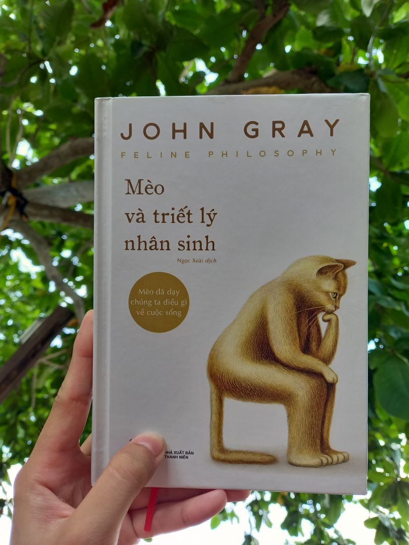 mình đã bị thu hút bởi bìa sách vì cách thiết kế quá đẹp và bố cục hợp lí.
Về nội dung: có lẽ vì liên quan triết nên khó hiểu hơn hẳn. Dù ngôn từ đã viết đơn giản nhất. Cuốn sách này mình chỉ mới đọc 1/3 nhưng theo mình thấy thì nó nói hạnh phúc đơn giản là sống đúng bản chất và lấy mèo làm hình ảnh ẩn dụ. Nhìn chung, thì bạn nào thích triết thì phù hợp.