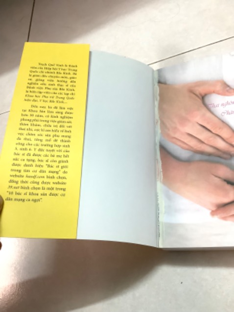 Chọn mua hàng của Tiki Trading nhưng không ngờ sách bị lỗi nhiều đến vậy! 
Gáy sách dính bẩn đen, bìa và vài trang đầu bị cấn rách, nhất là trang bìa bung keo rồi, keo gáy sách cũng rất mỏng, quyển này dễ bị rơi ra từng tờ!