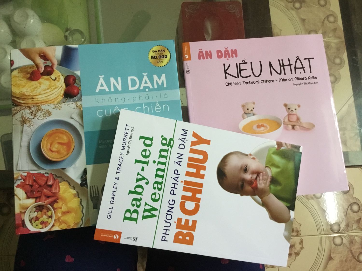 Tiki giao hàng nhanh, mình đặt hàng thứ 2 mà thứ 4 đã nhận được hàng, sách in đẹp, không nhàu nát. Tuy nhiên mình có yêu cầu bọc bookcare cho đơn hàng này (gồm bộ có bỏ này và 1 quyển truyện tranh nữa) nhưng chỉ có quyển truyện được bọc bookcare trong khi đó mình bị trừ 2 lần bọc sách. Mong tiki kiểm tra lại. Tiki nên có thêm phần lựa chọn nhưng quyển nào khách hàng muốn bọc, quyển nào không. Chứ chỉ có phần “đơn hàng sử dụng bookcare” chung chung thế này mà không bọc hết thì khách hàng không biết cuốn nào được bọc cả. Đây không phải lần đầu mình bị như vậy. Tiki nên rút kinh nghiệm lần sau không thì mất uy tín quá. Dù sao vẫn đánh giá 4 sao hài lòng vì thời gian giao hàng nhanh.