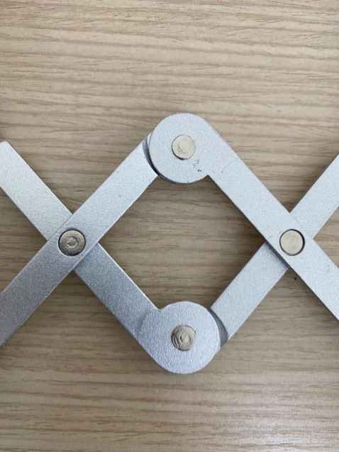 Hàng giao nhanh, sản phẩm đúng như trong hình. Nhưng độ hoàn thiện chưa đạt. Bề mặt sơn không đẹp. Các nút cao su dán không đều, về phải gỡ ra dán lại. Nhà cung cấp cần kiểm tra lại chất lượng hoàn thiện để bàn giao đến tay người dùng