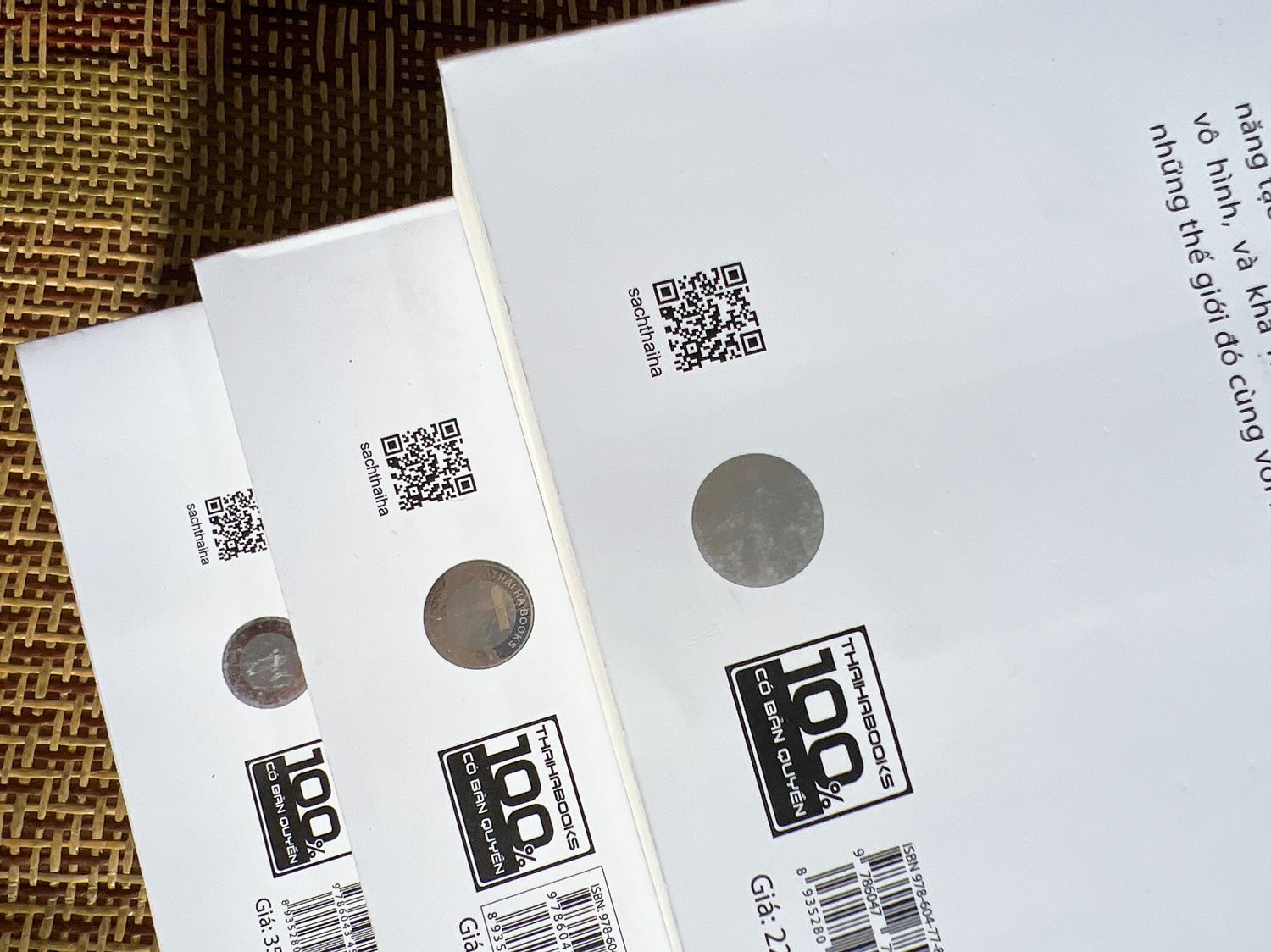 Quyển dày nhất trong bộ 3 của Barbara Ann Brennan, mặc dù sách có bản quyền, tuy nhiên mình góp ý với ThaihaBook và Nhà xuất bản nên đóng gói sách bằng giấy kiếng hoặc vật liệu tái chế nào đó để bảo vệ sách  sẽ tốt hơn. 3 quyển mình đặt mua đều dính bụi, có chỗ bị dơ nên nhìn mất đi tính thẩm mỹ.