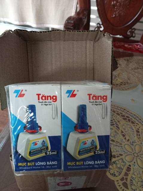 Mình mua bút màu maker chuyên nghiệp có túi đựng ( loại 30 bút ) Sao lại gửi cho mình mực bút lông bảng vậy .Giờ cửa hàng đổi lại cho mình đi nhé.Thất vọng quá