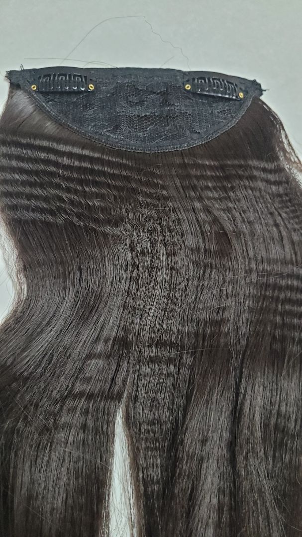 shop giao sai hàng rồi. đặt 2 kẹp đơn mà lại giao 1 kep đôi rồi sao chia cho 2 người. Hình tóc thẳng thì đây là tóc dập.