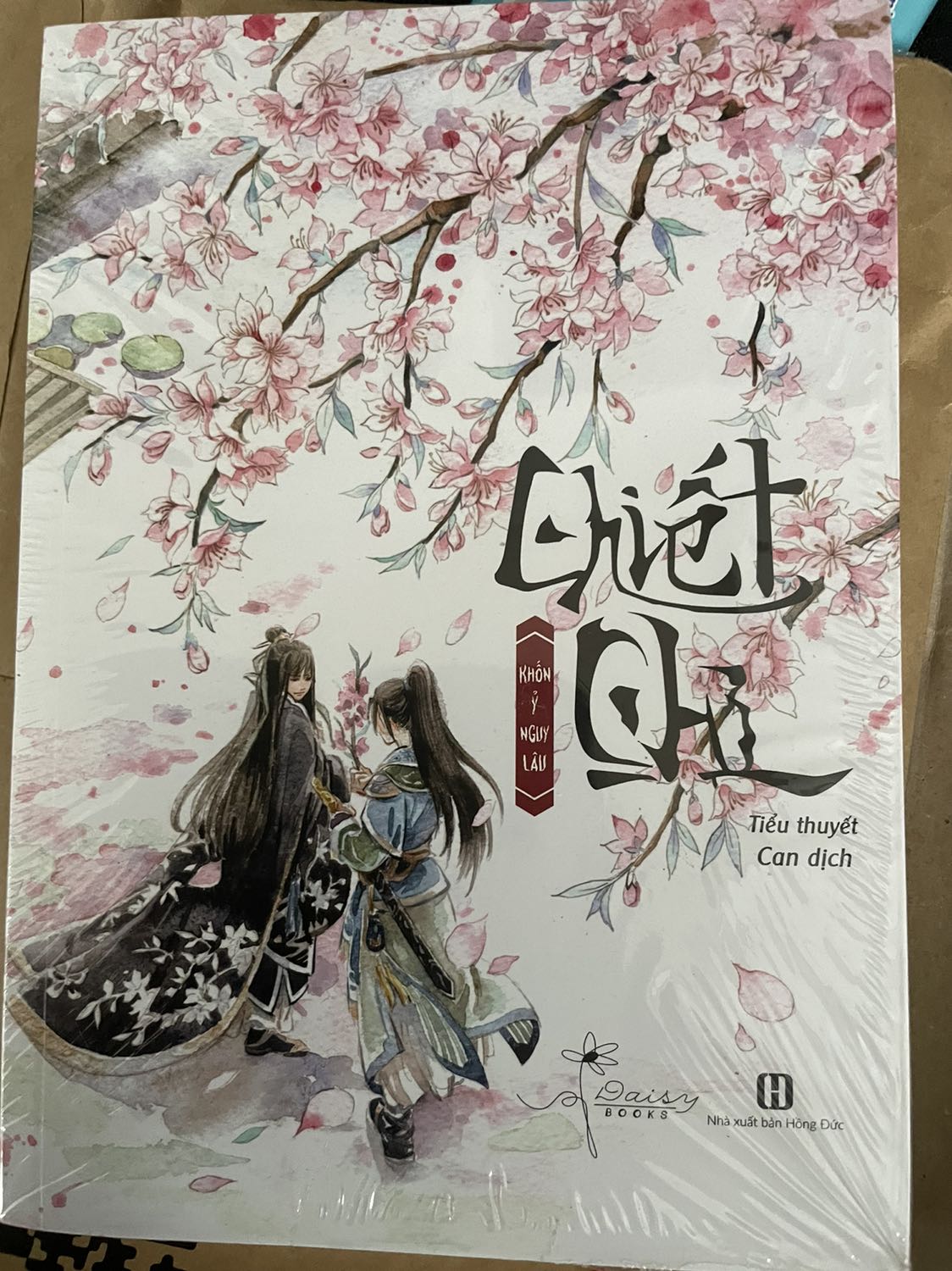 Sách đóng gói cực kĩ luôn ??? có bao bì và xốp bên ngoài nên không hề bị nhăn
Có hơi dơ ở gáy sách nhưng Ko sao
Đáng mua lắm nhaaaaaaa, cuốn này đọc cực cuốn