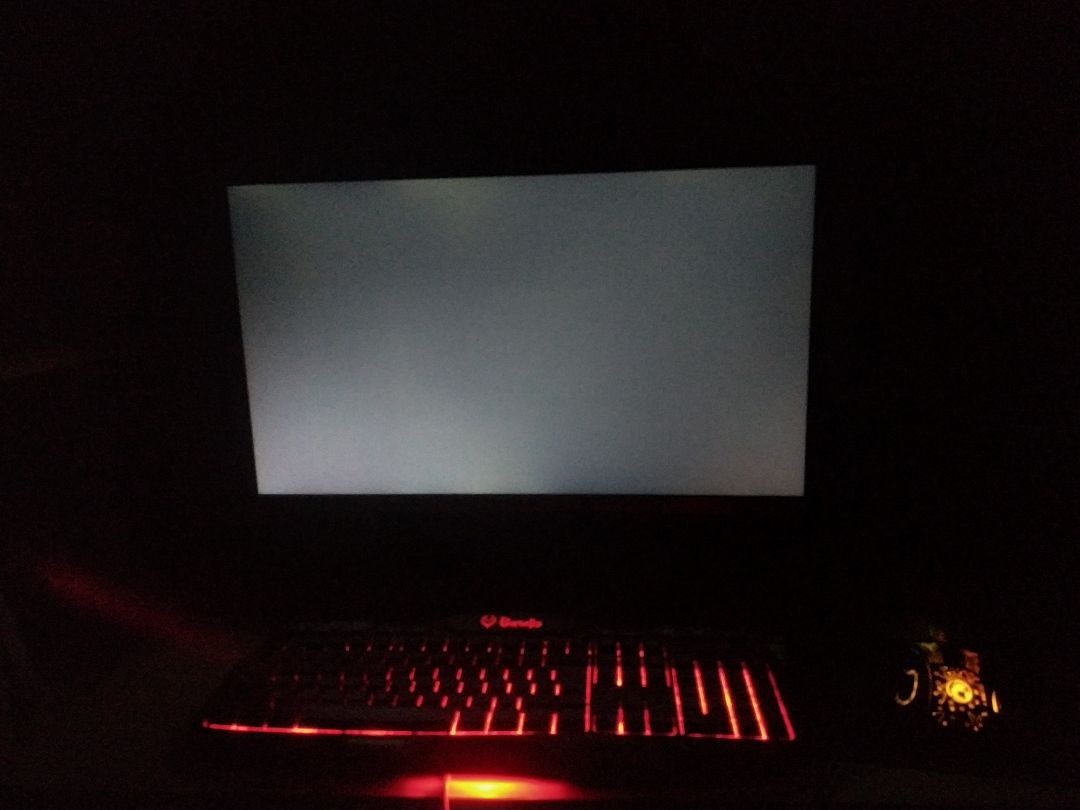 Mình lại lần nữa mua trúng màn bị lỗi hở sáng. 
Thực sự trước đó mình có thấy nhiều nhà cung cấp khác chỉ bán dưới 3 triệu, nhưng mình vẫn không mua, vì mình tin tưởng tiki trading nên quyết định đợi. Tiki trading lúc đó bán tới 3.288.000₫. Mình nhớ rất rõ vì mình canh tiki sale màn hình này từng ngày để mua mà. Rồi hôm qua tiki cuối cùng cũng sale còn 2.9***₫ mình rất vui, liền vào đặt mua ngay. 

Và rồi khi hôm nay mình nhận được màn hình vẫn bị lỗi hở sáng như màn LG lần trước, mình biết đây là lỗi đặc trưng của màn IPS, nên mình cũng không thể trách tiki hoàn toàn được, chỉ là mình hơi thất vọng vì cách tiki không chèn thêm xốp bên ngoài thùng vào mà chỉ bọc mỗi màng PE. Nhưng được cái là thùng hàng có vẻ mới và chỉnh chu hơn đợt mình mua màn LG của nhà cung cấp không phải tiki trading.
Và dù biết đây là lỗi thường có nhưng mình vẫn không chấp nhận được cái màn hình bị hở sáng như thế.
Nó còn làm mình có cảm giác khi nhìn kỹ vào một ảnh chỉ có một màu cụ thể như: xanh, đỏ,... cảm giác như nó không đều màu ấy, với lại mình cảm thấy màu của màn hình samsung này không rực rỡ bằng màn hình LG lần trước mua.
Mình không hài lòng về màn hình này, đổi đi đổi lại cũng rườm rà, lấy ra rồi lại phải đóng vô thật cẩn thận, còn phải chờ người tới lấy, chờ người giao hàng/trả tiền lại nữa. Riêng cái việc lần trước đổi màn hình LG đến lần thứ hai mà cái màn nó còn hở sáng nặng hơn lần đầu đã tạo cho mình cảm giác phải dè chừng khi đổi hàng, nên lần này mình muốn hoàn tiền lại. 

Và mình cũng không khuyến khích những ai gặp trúng hàng lỗi nhưng lại ngại phải đổi trả, cuối cùng giữ lấy thiệt hại về mình, làm như vậy chỉ khiến cho những nhà cung cấp trục lợi mà tẩu tán được hàng lỗi thôi, huống hồ tiki có chính sách bảo vệ người dùng rất tốt, khi được xác minh là bị lỗi sẽ cử người đến thu hồi hàng cho bạn, ra bưu điện gửi trả lại hàng cũng không mất phí giao, không như nhiều trang thương mại điện tử khác đã không đến lấy hàng thì thôi còn để người mua trả phí giao nữa, còn nếu bạn cảm thấy những món đó không có bao nhiêu giá trị, và bản thân chấp nhận được khiếm khuyết của sản phẩm đó thì cứ dùng thôi, riêng mình thì không. 
Chỉ là tiki cũng có khuyết điểm là thời gian thu hồi và đổi mới khá lâu, nhanh nhất cũng phải 4-5 ngày cho mặt hàng điện tử.

mình mua qua nhiều mặt hàng trên tiki rồi, từ máy lạnh mình dùng đã gần 4 năm, và tủ lạnh mới mua được vài tháng đều dùng rất tốt. Nên dù đôi khi gặp trúng hàng lỗi, giao sai sản phẩm này kia mình cũng buồn bực lắm nhưng vẫn ủng hộ tiki. Cũng chính vì vậy mà mình viết khá dài, mong rằng tiki sẽ đọc hết và phản hồi cho mình về việc hoàn tiền qua e***, hoặc liên hệ với *** có đuôi ******4109 sớm để giải quyết nhanh chóng cho mình. Mình không muốn tiết lộ *** nên chỉ ghi 4 số đuôi, hy vọng tiki check được qua hệ thống và liên hệ lại, không thì cứ liên lạc qua *** cũng được.
Cảm ơn nhiều nhé.