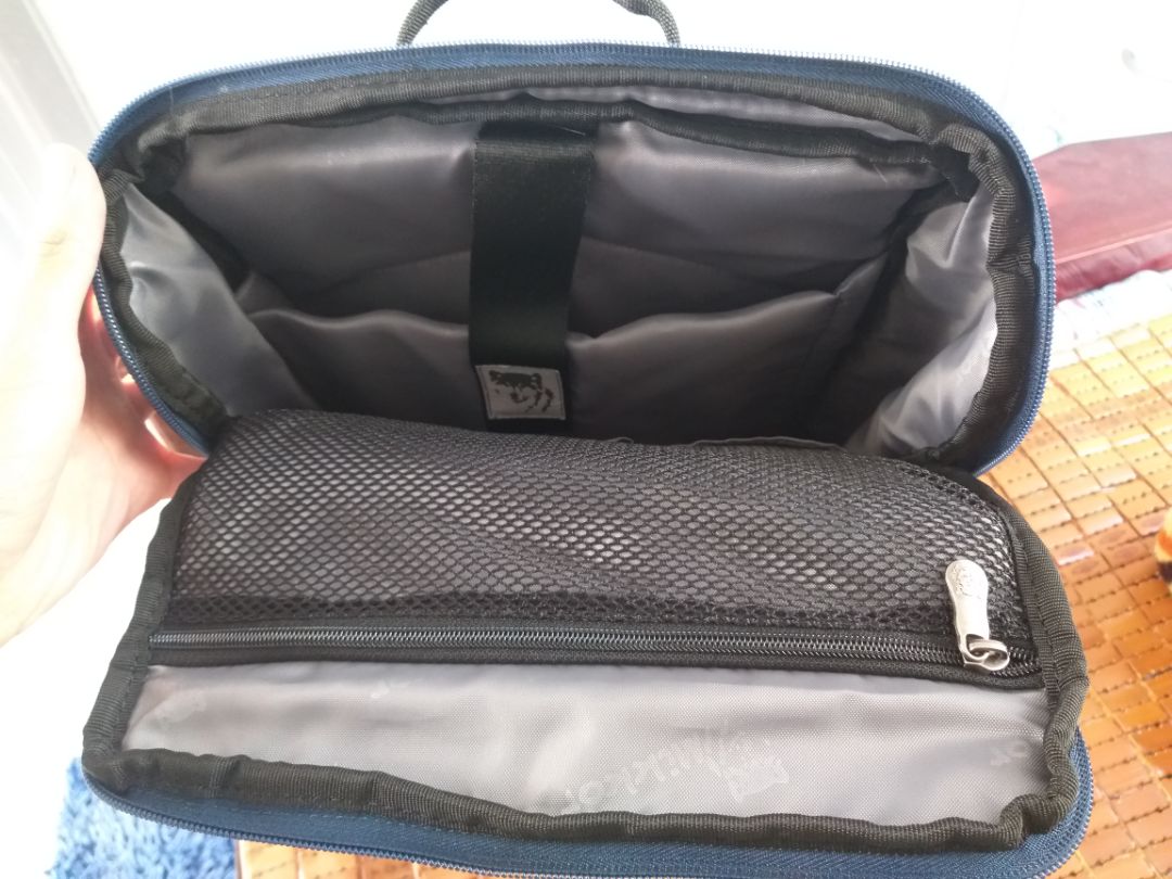 Balo đẹp, chắc chắn, màu sắc thì phù hợp với người trẻ; ngăn chứ đồ rộng, cao, để laptop 16 inch vừa, có nhiều ngăn phụ bên tròn. Hai bên có chỗ để nước. Mặt sau có chỗ lướt đệm xốp thoát hơn, không có cảm giác bí bách khi đeo lâu. Nhược điểm duy nhất là chỉ có duy nhất một ngăn lớn có khoá kéo. 
Nói chung là đồ của Mikkor mình xài khá lâu và nhiều rồi, giá cả đi kèm với chất lượng nên mọi người cứ yên tâm chọn mua. Tiki có nhiều khuyến mãi nữa để tiết kiệm lại giao hàng nhanh