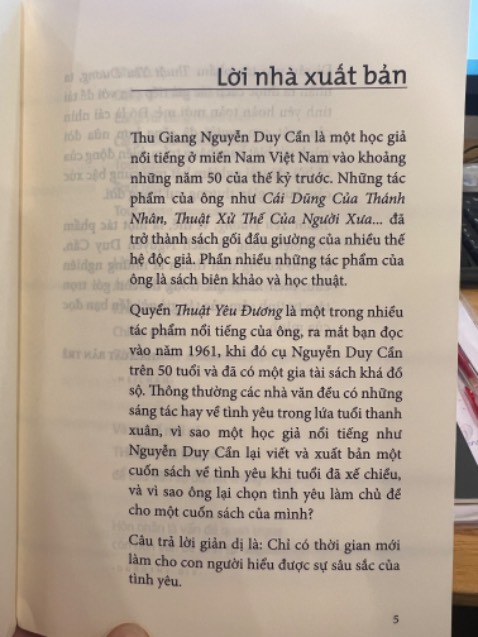 Cuốn này vì được viết vào năm 1961 nên nội dung nhận biết rất khác so với thời đại bây giờ. Mình đọc những nội dung về suy nghĩ rập khuôn và cảm thấy như một sự gán ghép, hạn chế đi những điều ở cả 2 giới có thể phát huy. 

Đàn bà phải phụ thuộc đàn ông, đàn ông bản chất là vị kỉ - đây đều là những nhận xét thiên kiến và không có bất kì nghiên cứu nào chứng minh ấy.

Thất vọng khi nhà xuất bản cho tái bản ấn phẩm với những tư tưởng đã cũ này, và không biết mục đích chính thực sự là gì? Cổ xuý tiếp tục suy nghĩ của tác giả hay sao? Việc cụ viết vào năm 1961 nên nội dung khác biệt mình hiểu, chỉ không hiểu NXB Trẻ.