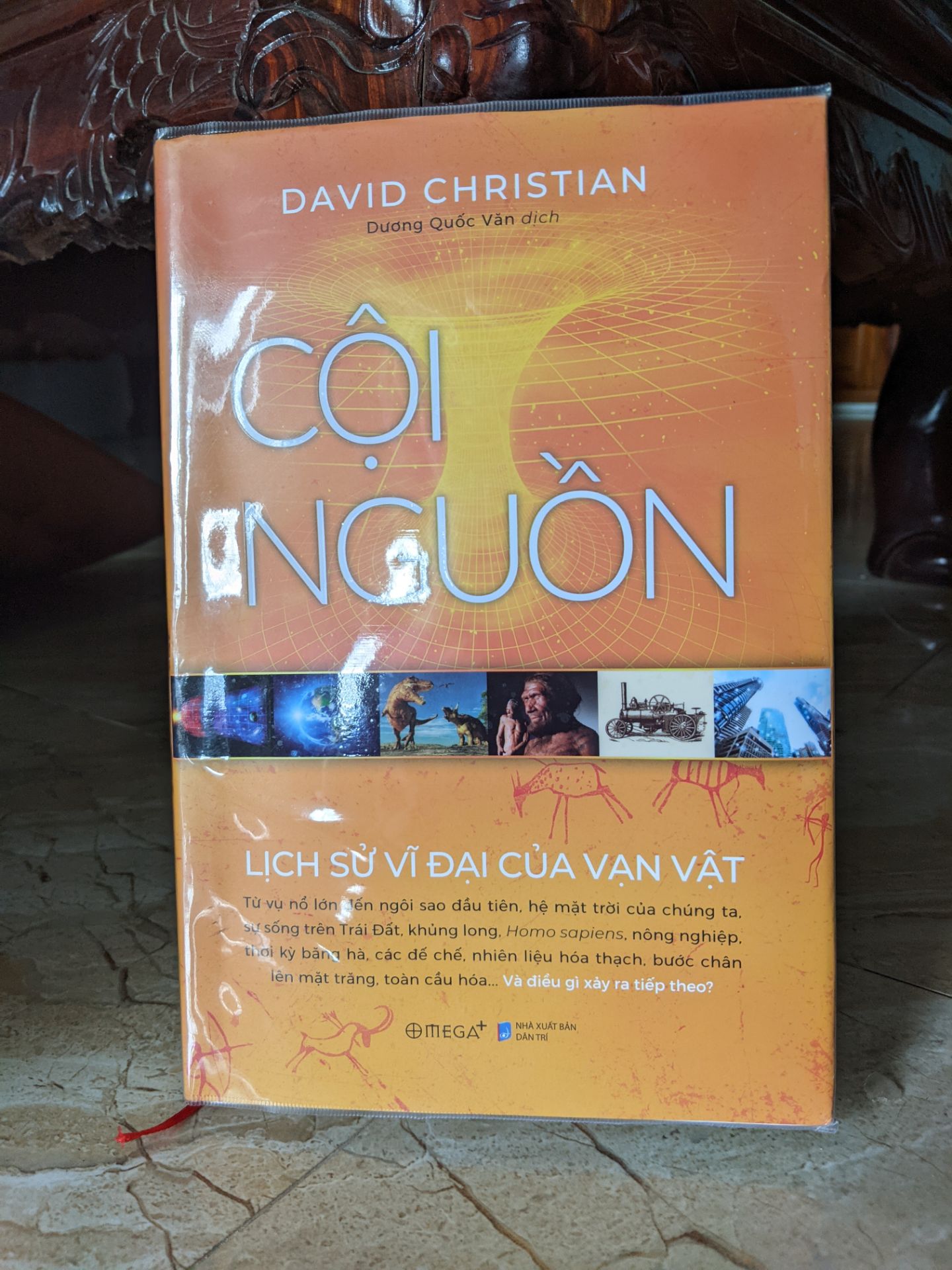 Một cuốn sách giá trị với hàm lượng tri thức khổng lồ, kể cho chúng ta câu chuyển từ Big Bang đến hiện tại và cả tương lai. Mình thấy sách khá khó đọc, đòi hỏi phải suy nghĩ vì nhiều kiến thức khoa học cũng như vài đoạn dịch hơi lủng củng. Kết lại mình thấy đây là cuốn sách hay và bổ ích, đặc biệt với các bạn yêu thích khoa học.