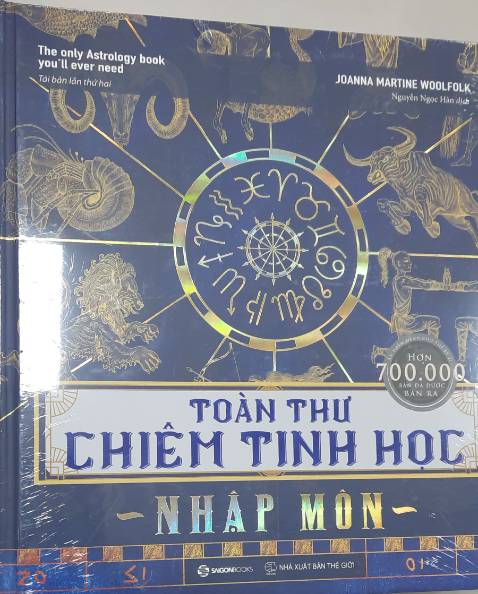 Sách mới cứng, còn bọc nilong , bìa sách in màu vàng đẹp quá chừng, bìa cứng nên sách chắc chắn, giấy in đẹp và còn có cả hình minh họa. Trang bìa còn in màu vàng ánh kim rất đẹp. Tuyệt vời còn được tặng kèm bookmark theo sách