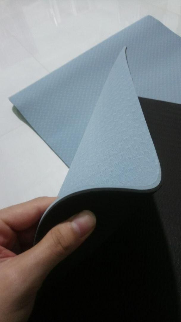 Dây cũng chắc chắn lắm các cccm ạ!
Màu sắc khá nét, không bị loang như nhiều hàng trôi nổi khác
Thảm rộng và dài nên tập khá thoải mái
TRên nền đá hay gạch hay gỗ đều bám sàn tốt.

Em là cho 9,8 điểm. nhé…

Tiki giao hàng nhanh thật, vừa đặt tối qua chủ nhật, sáng gọi điện giao hàng luôn :)) gói hàng cẩn thận, đầy đủ phụ kiện. Thảm Eco Friendly của miDoctor chất lượng rất tốt, êm, dày dặn, thảm 6mm giao đúng ý, 

random mà cũng đc màu đẹp, vui quá