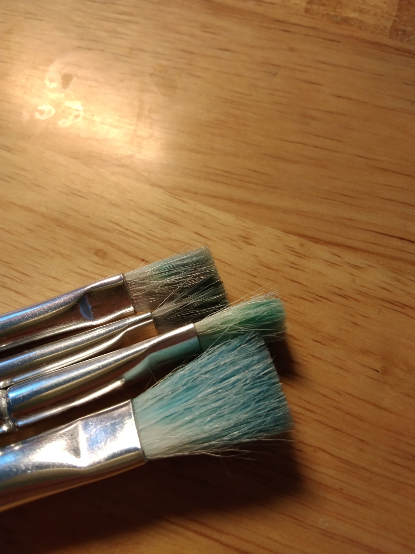 Cọ dễ ngả màu, nhanh hỏng form. Trong quá trình sử dụng có những sợi li ti tiết cọ bị tuột ra. Mình nghĩ nếu mua cọ vẽ thì nên xem xét 1 loại cọ tốt hơn, đắt hơn chút nhưng sẽ dùng được lâu và bền hơn. Cọ dễ ngả màu, nhanh hỏng form. Trong quá trình sử dụng có những sợi li ti tiết cọ bị tuột ra. Mình nghĩ nếu mua cọ vẽ thì nên xem xét 1 loại cọ tốt hơn, đắt hơn chút nhưng sẽ dùng được lâu và bền hơn.