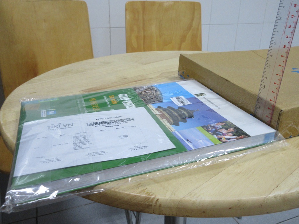 Các bạn nhận xét nhưng ít thấy kê khai giá sách nhỉ?
Mình thích combo này lâu rồi, cứ theo dõi suốt, một hôm nhận thấy giá 126K !! Sốc không?Mua liền..và hồi hộp theo dõi trên hệ thống, nhiều ngày trôi qua, nản cũng có..Đùng 1 cái, có thông tin báo đơn hàng đang vận chuyển.! Lâng lâng với người mọt sách..

Lúc nhận thùng hàng - sốc toàn tập , chỉ gửi 1 quyển duy nhất ( các bạn xem hình minh họa, với các hộp nhỏ như thế sao mà chứa được 8 quyển sách , chứ nói chi quà tặng kèm)!! Mất hơn 15 ngày để than thở - TIKI CARE thì báo nhà cung cấp nói giao thiếu,sẽ giao bổ sung, gọi điện 2 lần để hổ trợ, cuối cùng chốt 1 câu : chưa gửi hàng bổ sung thì triệu hồi , hoàn trả tiền... Cũng đúng thôi, 126k so với giá bán hơn 800K thì sao mà giao dịch được , vậy thì ngay lúc đầu cứ nói sale nhầm thì xong ngay..

Đừng tùy duyên mà nói Xin lỗi hay Cảm ơn TiKi , nếu đã tận tâm là đáng quý rồi..